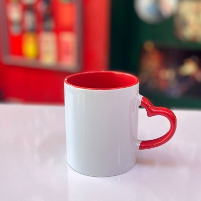 لیوان دسته قلبی داخل قرمز